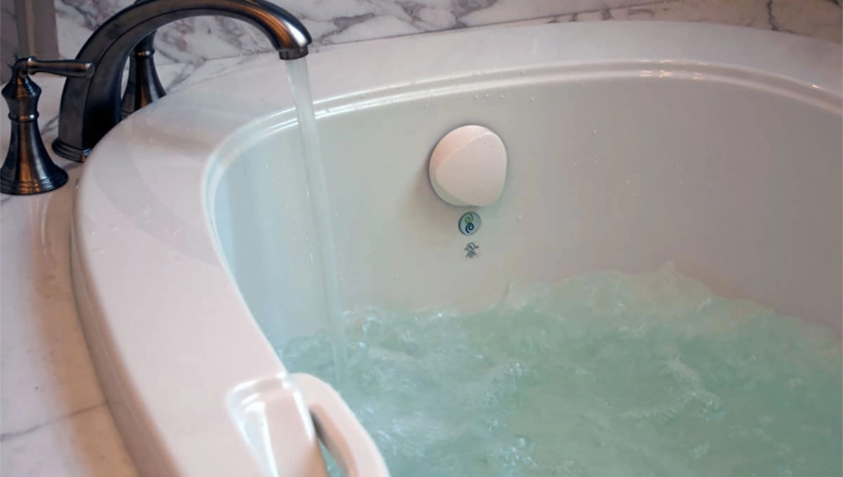 Chic and shimmering soaking tub
