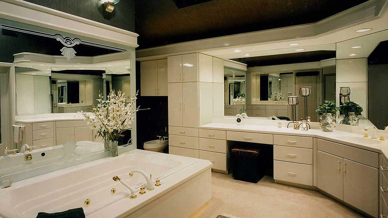 modern bathroom suite in white